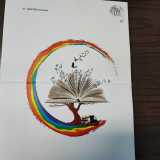 Nell�occasione la �Emanuela Loi� si � dotata, sempre attraverso il concorso, anche di uno slogan e di un logo, entrambi ideati dalla signora Monica Santoro, mamma di due scolari. Il logo rappresenta un grande arcobaleno che circonda un trenino, delle rondini in volo e un libro poggiato su un albero da cui fuoriescono le lettere dell�alfabeto 

